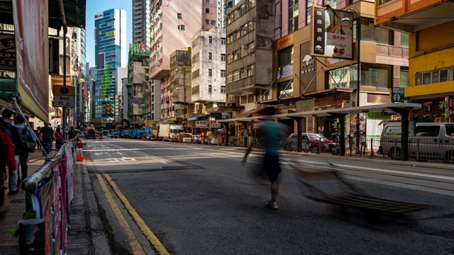 慢镜头:香港市中心上环西市场海鲜干及食补街的行人及交通背景视频素材