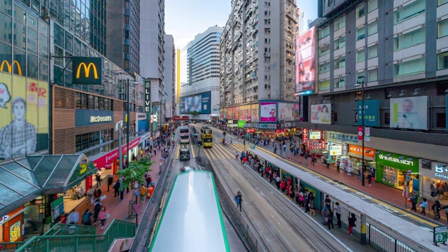 在香港铜锣湾的行人与历史电车的背景视频素材