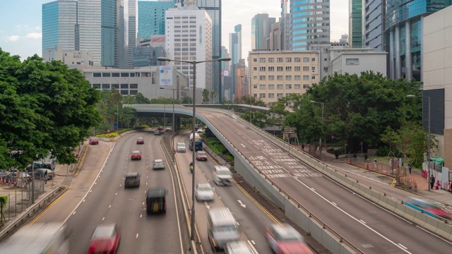 延时:上午香港中环及金钟高速公路上的交通情况，以天际线大厦为背景视频素材