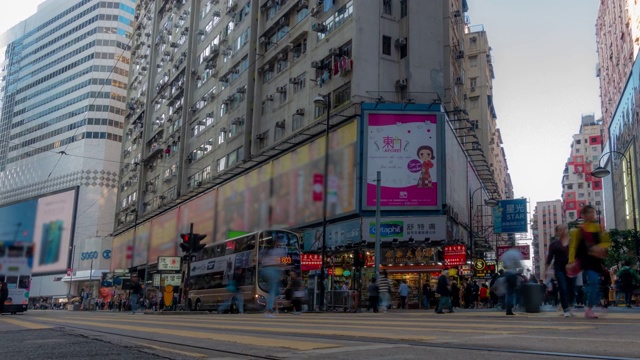 在香港铜锣湾的行人与历史电车的背景视频素材