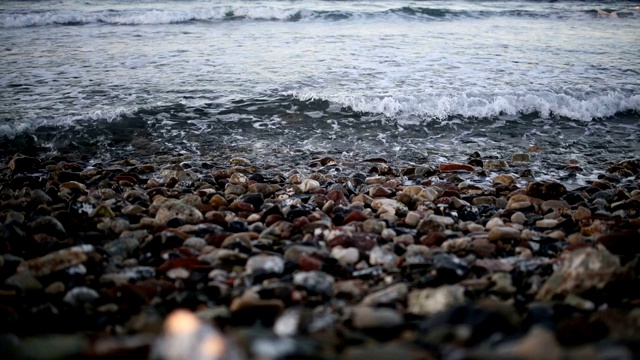 卵石滩上海浪的特写视频素材