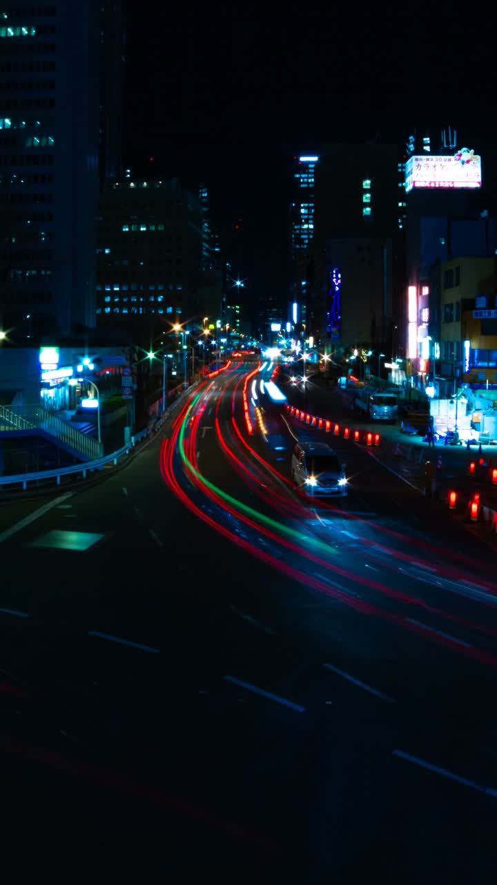 夜深时分在新宿十字路口垂直视频素材