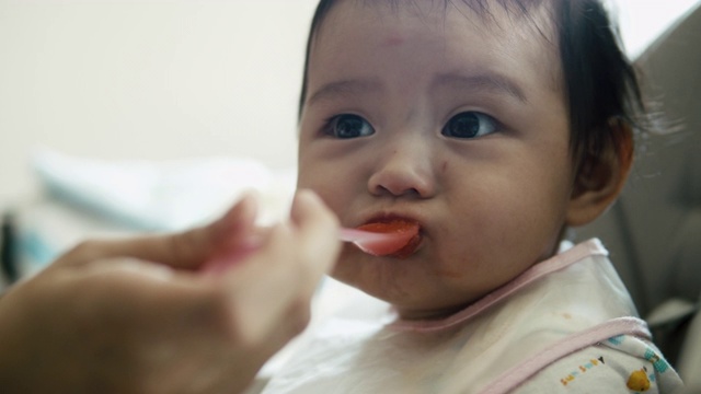 母亲喂养亚洲新生女婴视频素材