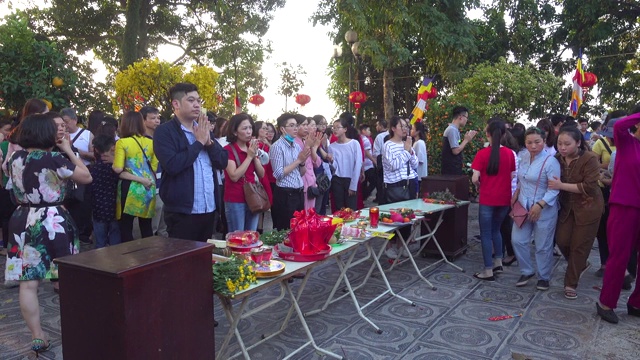 越南人民在春节期间祈祷。越南河内的陈国佛塔寺视频素材