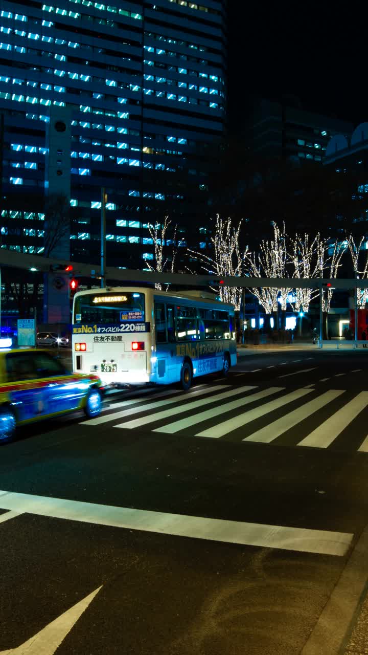 夜深时分在新宿十字路口垂直视频素材