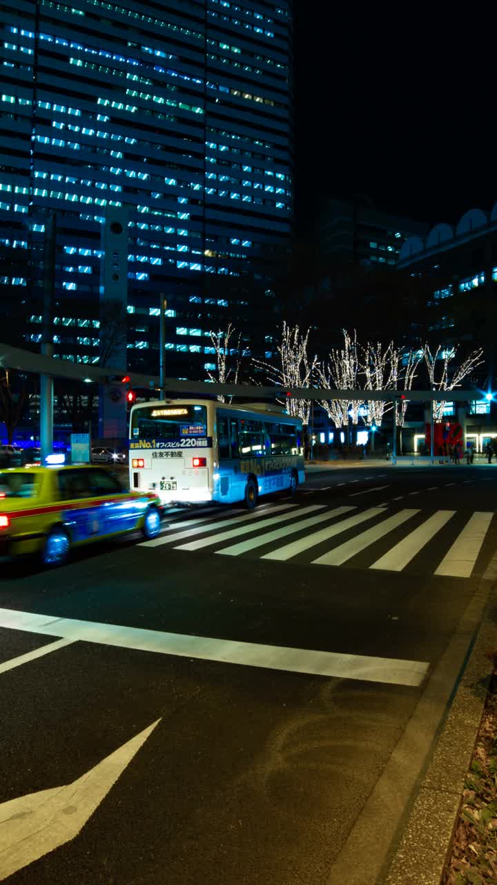 夜深时分在新宿十字路口垂直视频素材