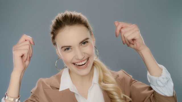 兴奋的女人庆祝成功。快乐的女商人表现出肯定的姿态视频素材