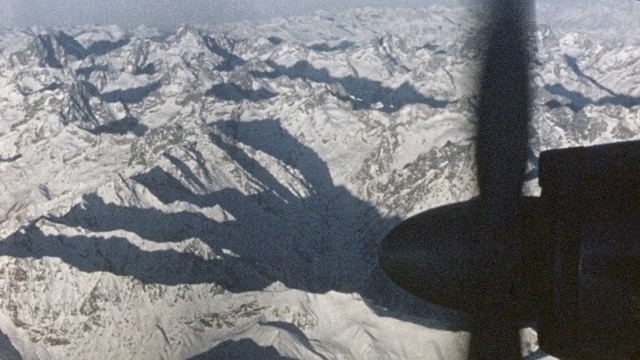 旧飞机飞过雪山视频素材