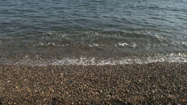 海浪拍打在多石的海滩上。日本海洋。视频素材