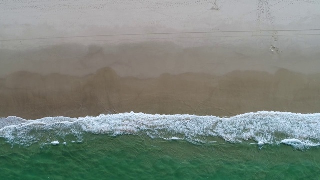 海浪撞击海滩的鸟瞰图视频下载