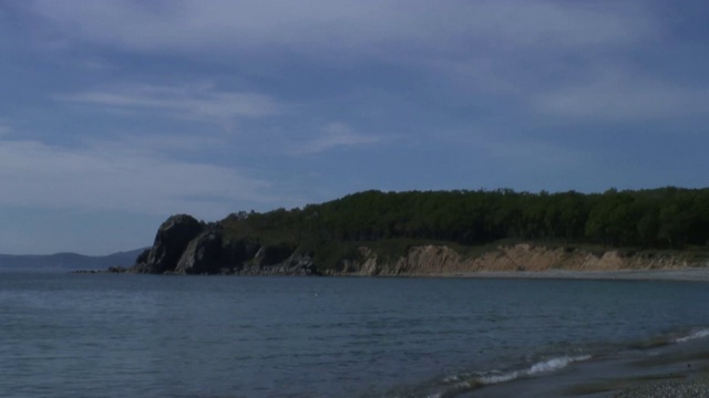 海浪拍打在多石的海滩上。日本海洋。视频素材