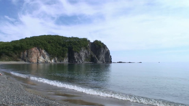 海浪拍打在多石的海滩上。日本海洋。视频素材