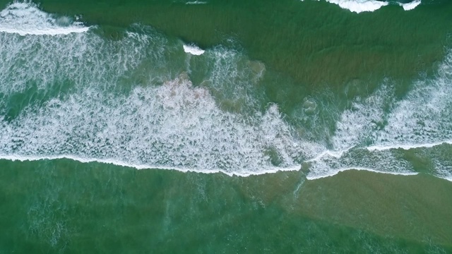 海浪撞击原始澳大利亚海滩的鸟瞰图视频下载