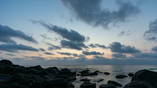 海洋和海滩与岩石在日落，时间流逝视频视频素材