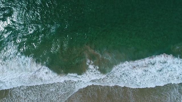 鸟瞰海浪撞击冲浪者天堂海滩视频素材