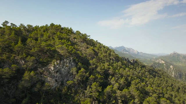 飞越群山中的山谷视频素材