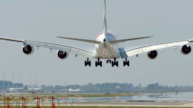 商用空客A380大型喷气式飞机降落视频素材