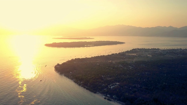 空中向前:海洋中小岛上美丽的日落视频素材