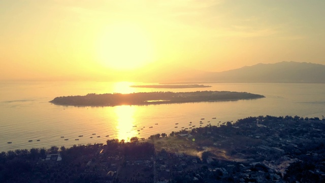 空中向前:海上小岛上的惊人日落视频素材