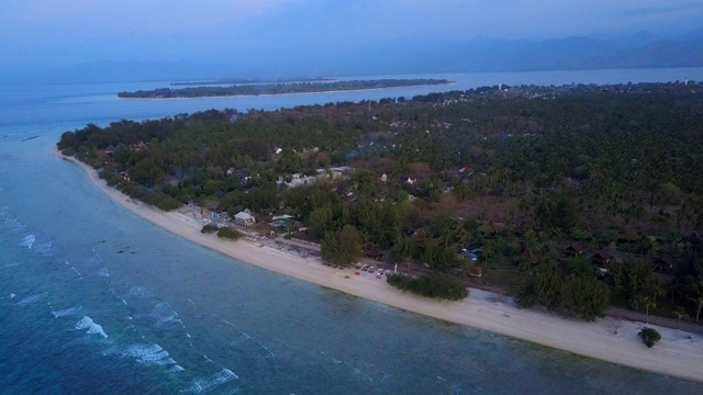 空中攀登:黄昏时海洋中的小岛视频素材