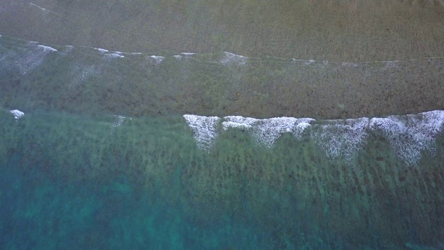 航拍:海浪冲击着美丽的珊瑚礁和沙滩视频素材