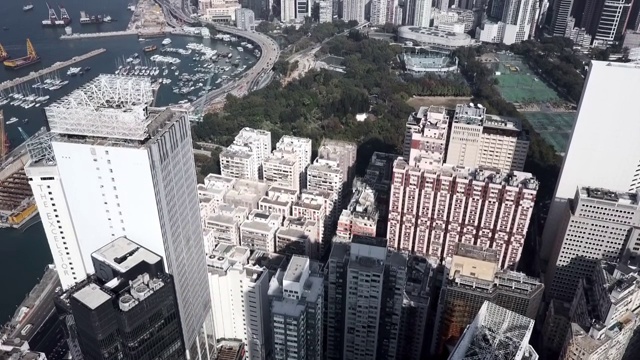 慢镜头:无人机在繁忙的香港街道上拍摄城市和海湾视频素材