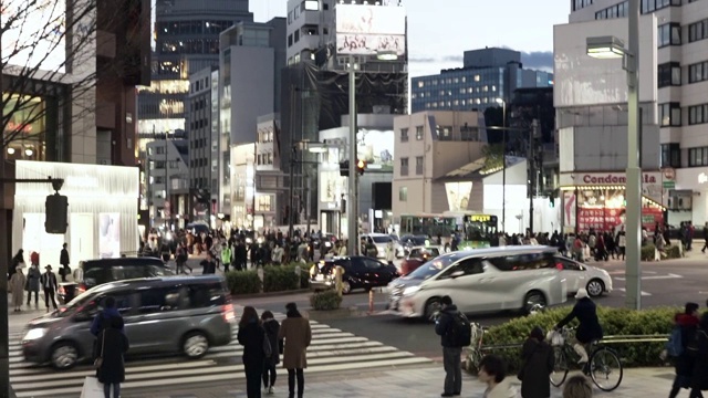 从电梯到繁华的城市在黄昏视频素材