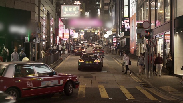 慢动作:拍摄的汽车和行人在东京市中心的夜晚视频素材