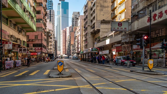 慢镜头:香港市中心上环西市场海鲜干及食补街的行人及交通背景视频素材