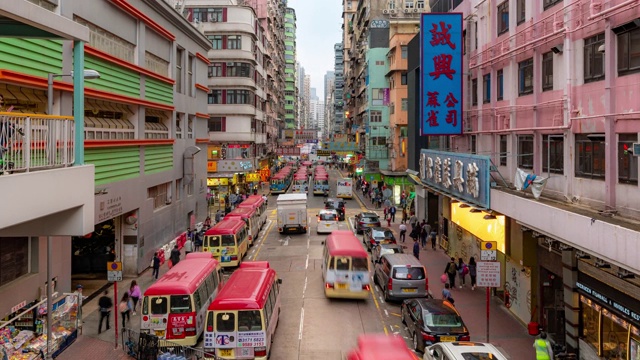 慢镜头:香港九龙弥敦道旺角花园街市及夫人街市巴士总站视频素材