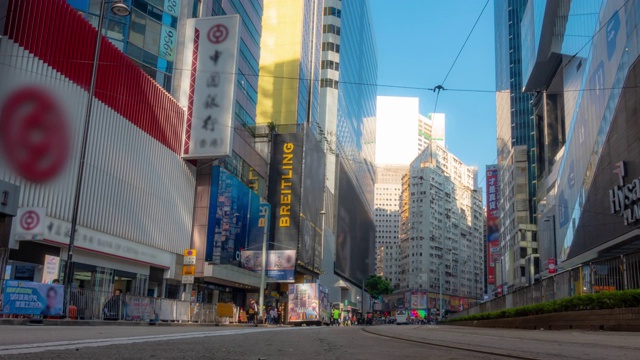 在香港铜锣湾的行人与历史电车的背景视频素材