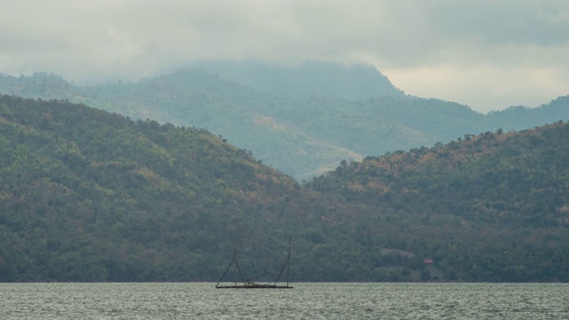 美丽的湖和剪影层热带山脉，时间流逝视频视频素材