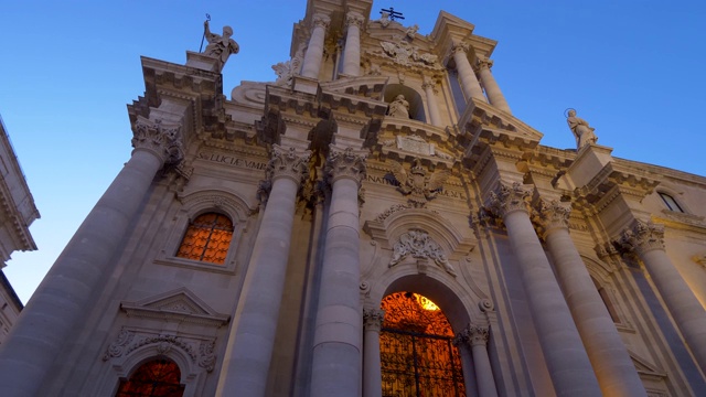 锡拉库萨大教堂(Duomo di Siracusa)的巴洛克式立面，正式的Cattedrale metropolitana della Nativita di Maria Santissima。意大利西西里岛。视频素材