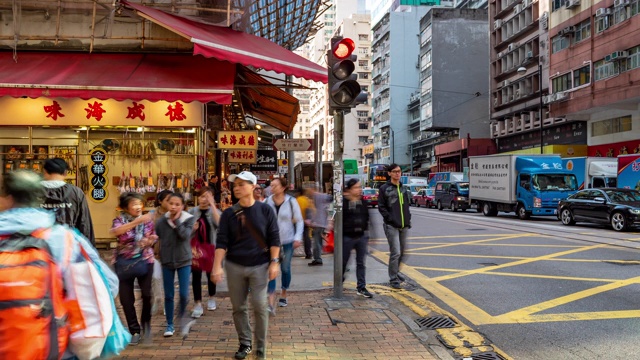 慢镜头:香港市中心上环西市场海鲜干及食补街的行人及交通背景视频素材