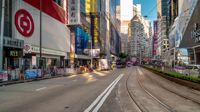 在香港铜锣湾的行人与历史电车的背景视频素材