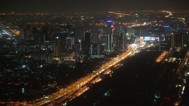 摩天大楼和交通的夜景视频素材