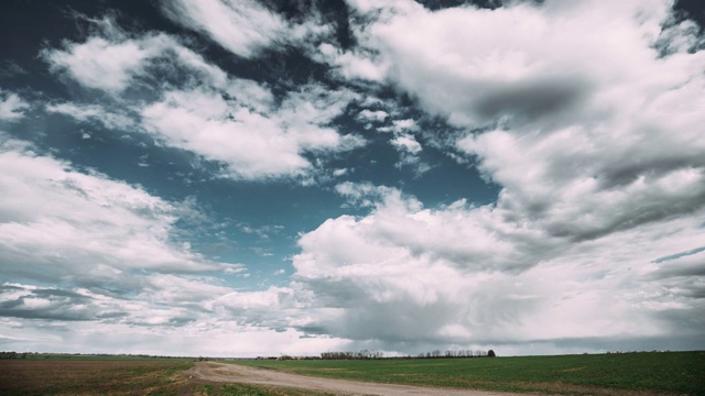 Time Lapse Time- Lapse Time- Lapse Of Rural Road Through Field Spring Meadow Landscape Under Scenic Dramatic Sky With Fluffy Clouds Before Rain.乡村乡村路穿过田野春天草地景观。农业和天气预报概念视频素材