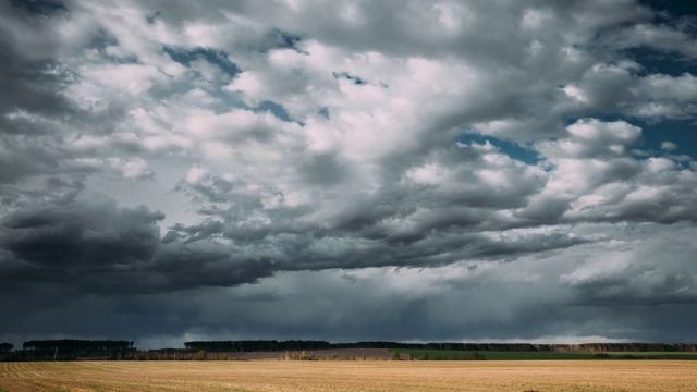 Time Lapse Time- Lapse Time- Lapse Of Rural Field Spring Meadow Landscape Under Scenic Dramatic Sky Before And During Rain.乡村田园春天草地景观在雨前和雨中。农业和天气预报概念视频素材