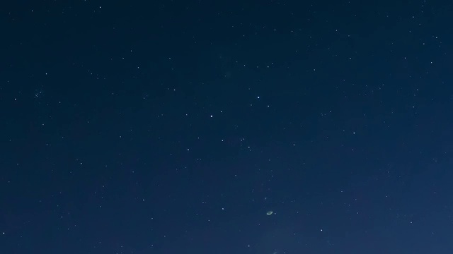 夜晚星空背景。自然发光的星星夜景视频素材