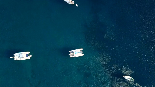 瓜德罗普岛加勒比海海湾的船只和帆船鸟瞰图。加勒比海蓝色海水的美妙景色。夏日美景尽收眼底。视频素材