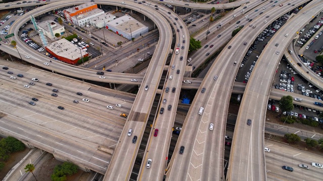 空中俯瞰巨大的立交桥之间的大高速公路与交通视频素材