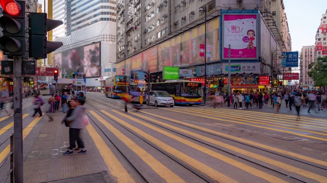 在香港铜锣湾的行人与历史电车的背景视频素材