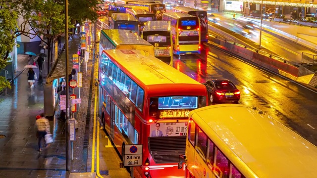 时光倒流:香港市中心的公交车站排队等候，夕阳下着雨视频素材