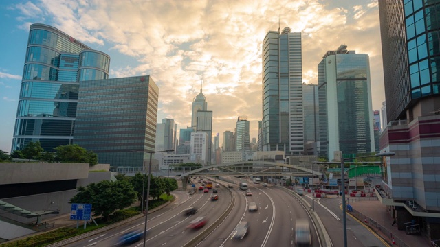 延时:上午香港中环及金钟高速公路上的交通情况，以天际线大厦为背景视频素材