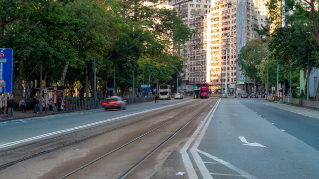 在香港铜锣湾的行人与历史电车的背景视频素材