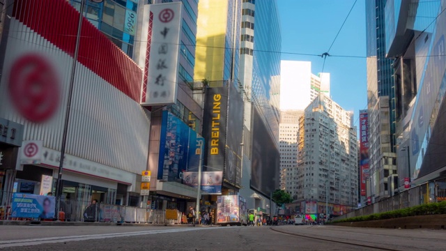 在香港铜锣湾的行人与历史电车的背景视频素材