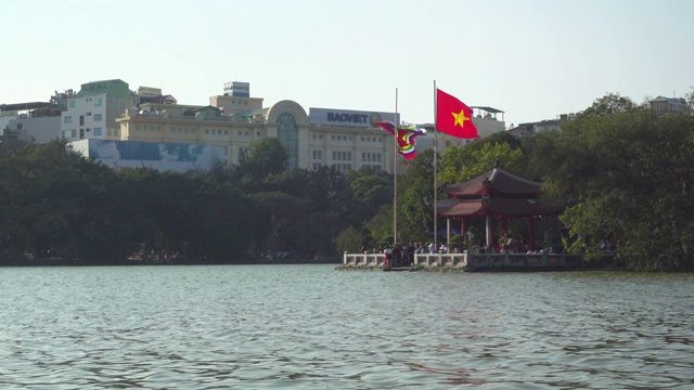 越南春节期间在河内还剑湖的玉子寺。越南大红旗视频素材