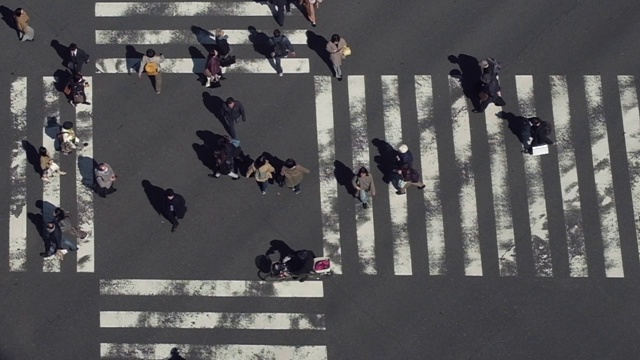 慢镜头:日本东京银座区十字路口的人群视频素材