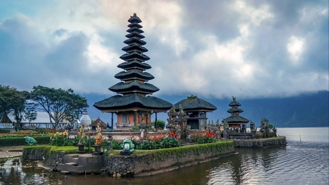 在印度尼西亚巴厘岛的Pura Ulun Danu Beartan寺庙的早晨移动云和阳光的延时视频素材