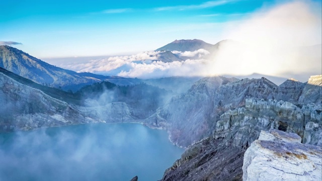 硫雾和移动云在火山湖，卡瓦伊真火山，印度尼西亚的时间推移视频素材